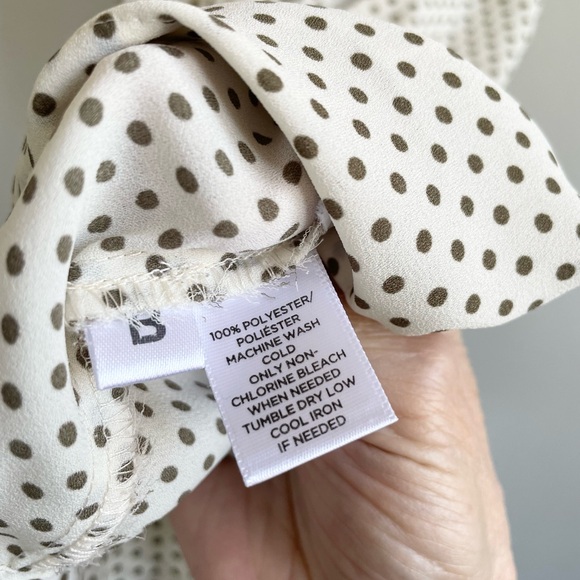 LOFT CREAM SLEEVELESS TOP BLACK DOTS RUFFLED SHOULDERS - Picture 6 of 7